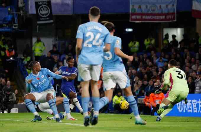 Guardiola: `Man City mất chiến thắng trước Chelsea vì người cũ`