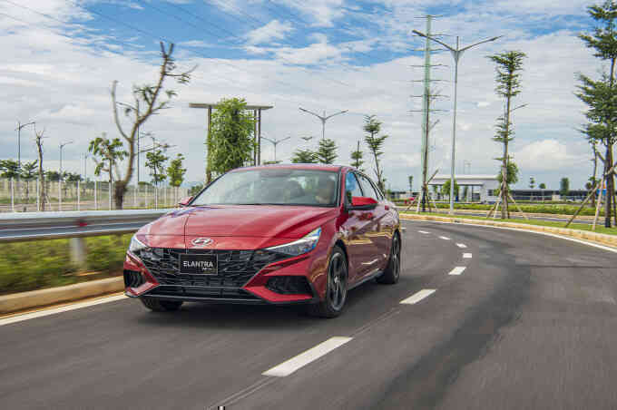 Kia K3 cướp vị trí của Hyundai Elantra