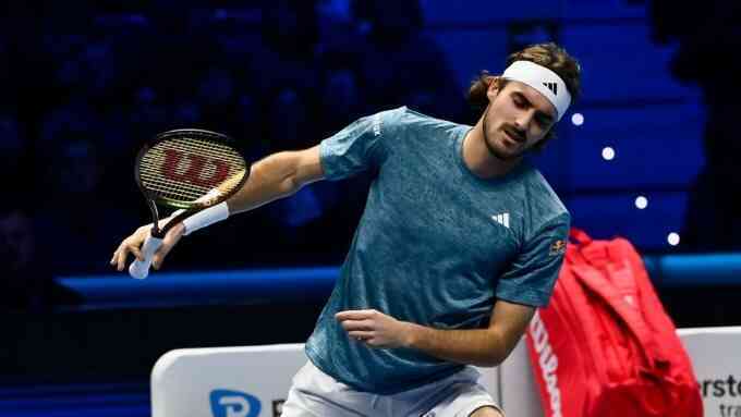Tsitsipas bỏ cuộc chỉ sau 17 phút