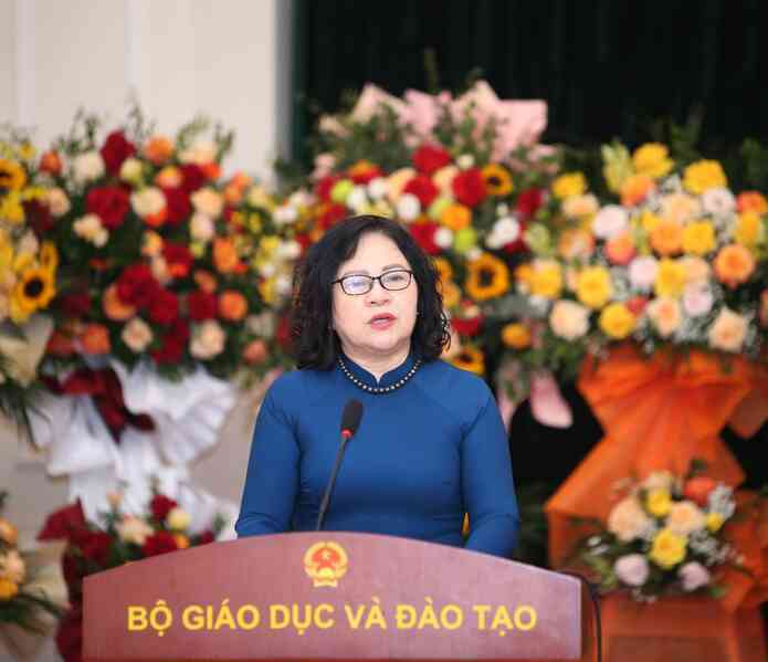 Thứ trưởng Bộ Giáo dục: Thầy cô vùng núi hy sinh ~cõng chữ~ cho học trò