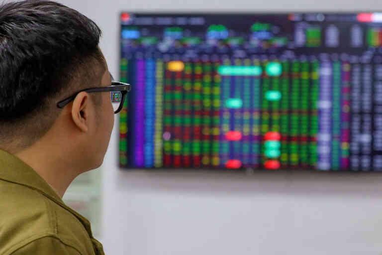 Bản tin kinh tế 26/11: Nhập khẩu ô tô tăng, công ty con Vinaconex bị phạt