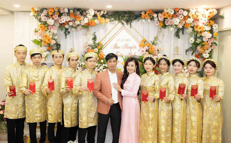 Ca sĩ Tuấn Anh đi bộ hỏi cưới vợ doanh nhân