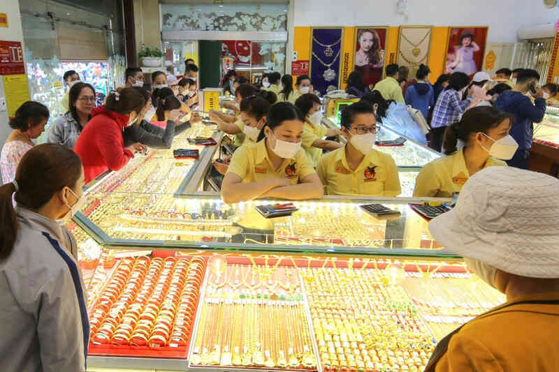 Giá vàng hôm nay 3/11/2023: Vàng SJC `bốc hơi` 250 nghìn đồng/lượng