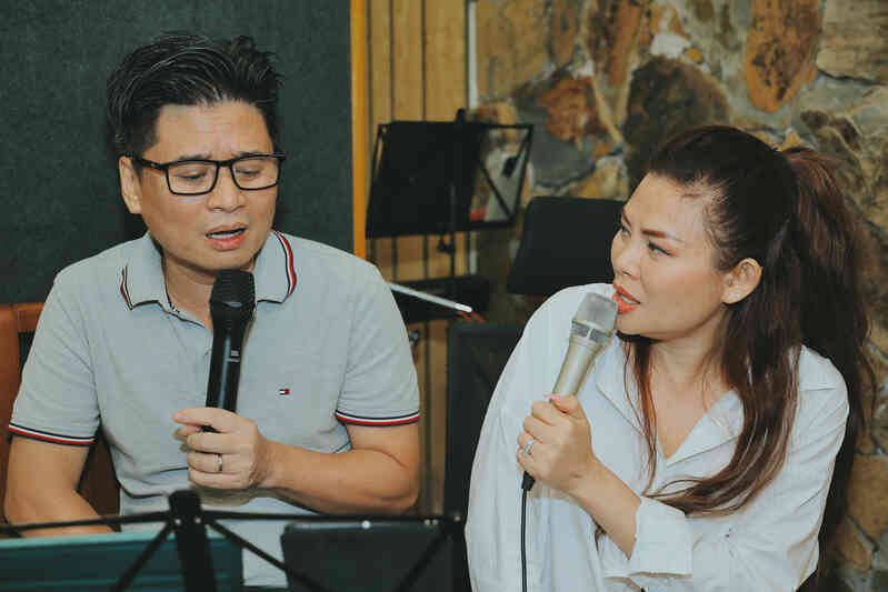 Lê Giang đoàn tụ con trai ở Úc, Bảo Thanh xinh đẹp mừng tuổi mới