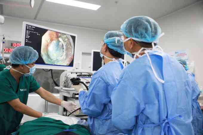 Bác sĩ Việt và Thái Lan trình diễn phẫu thuật nội soi bệnh tiêu hóa