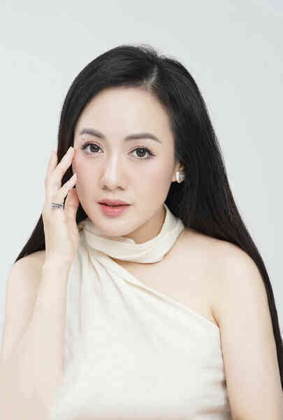 BTV Hoài Anh đẹp rạng ngời tuổi 43, được khen là `lão hóa ngược`