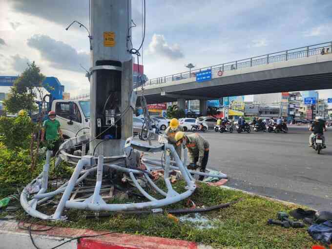 Chùm đèn ở ngã tư Hàng Xanh rơi từ độ cao 15 m