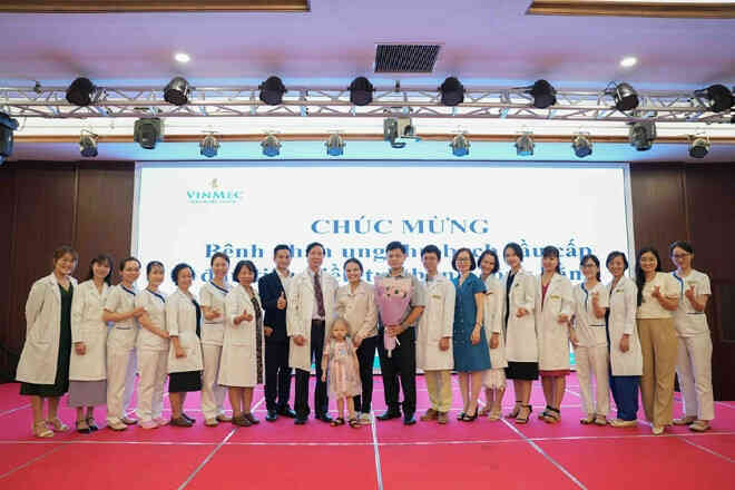 Loại virus lây qua nụ hôn khiến 100 trẻ nhập viện, có bé phải thở máy