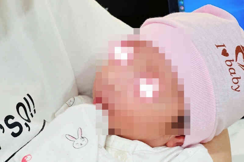 Loại virus lây qua nụ hôn khiến 100 trẻ nhập viện, có bé phải thở máy