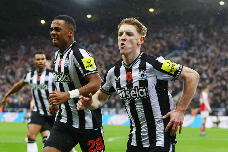Newcastle đánh bại Arsenal nhờ bàn thắng tranh cãi