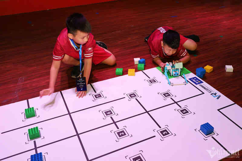 W-ngay-hoi-cong-nghe-robot-3.jpg