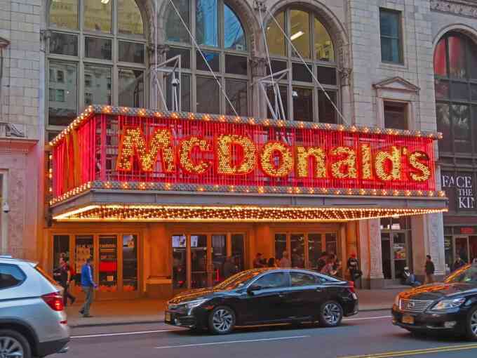 Khách béo phì kiện `vua fast food` Mc Donald`s bán đồ gây thèm ăn