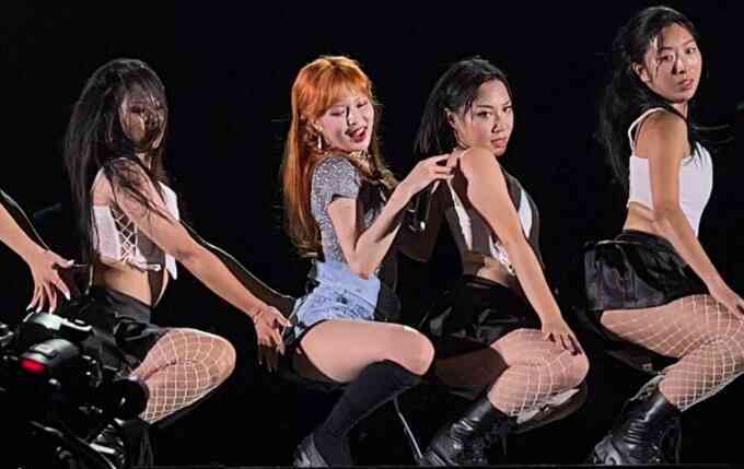 `Nữ hoàng gợi cảm` HyunA diễn loạt hit cùng fan Việt