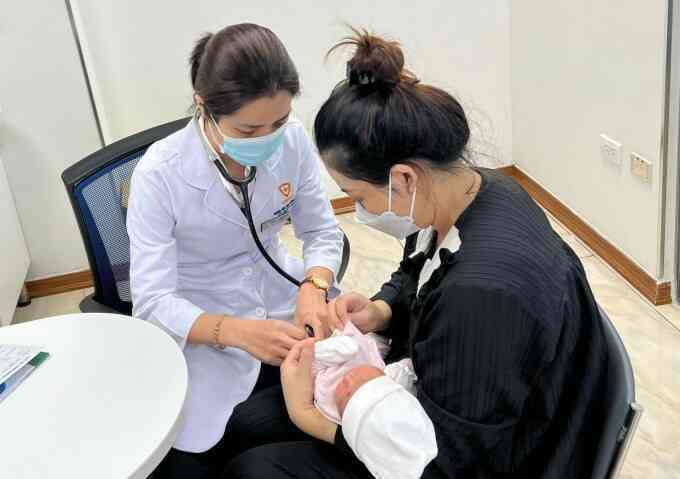 Phòng viêm gan B cho con thế nào khi bố mẹ nhiễm bệnh?