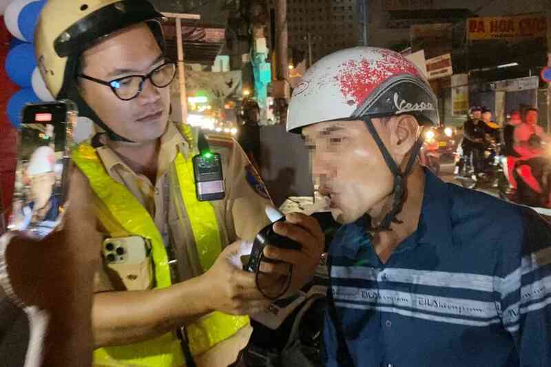 Tài xế vi phạm nồng độ cồn: ___quot;Thứ 7 nên uống ít về ngủ, không uống nhiều___quot;