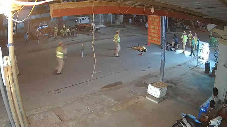 Thanh niên đi xe máy lao thẳng vào tổ CSGT kiểm tra nồng độ cồn