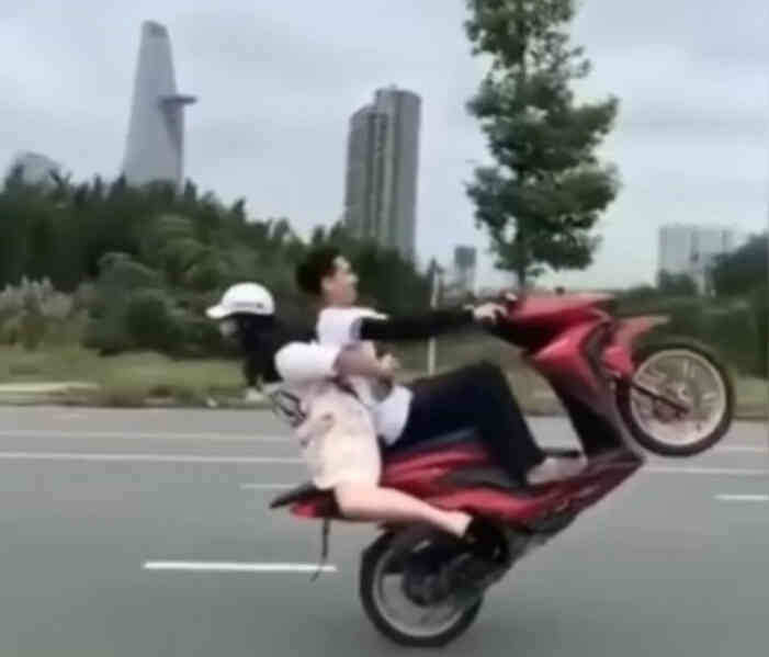 Xuất hiện video `làm xiếc` trên xe máy như Ngọc Trinh ở hầm Thủ Thiêm