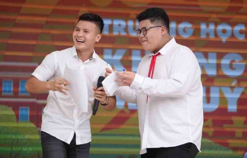 Cầu thủ Quang Hải cổ vũ cuộc thi ___quot;trường học không ma túy___quot;