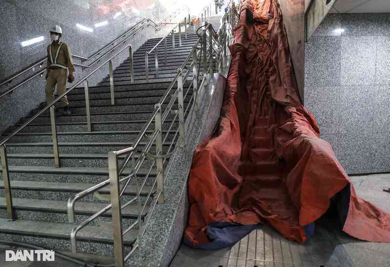 Ga ngầm lớn nhất tuyến metro số 1 được bổ sung hai lối thoát hiểm tạm