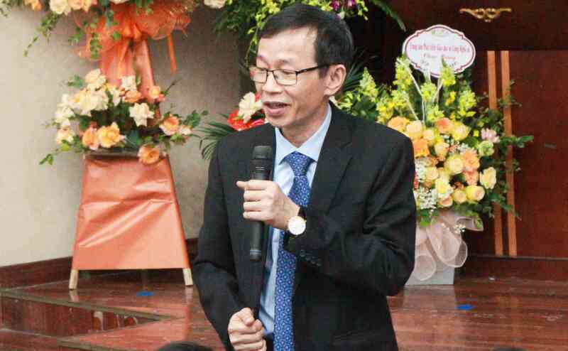 Giáo sư đưa nghệ thuật vào bài giảng vật lý