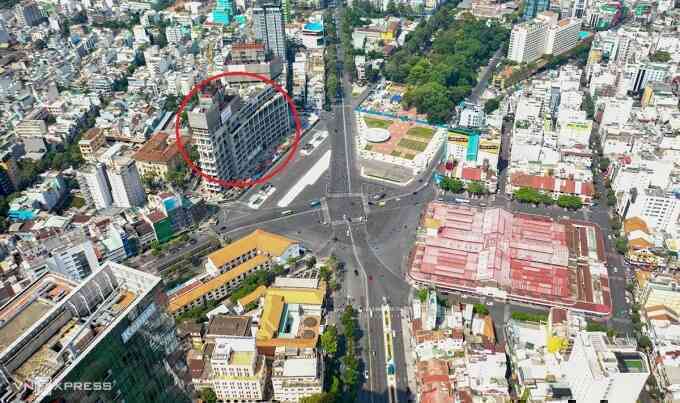 Làm lối thoát hiểm tạm cho ga metro Bến Thành