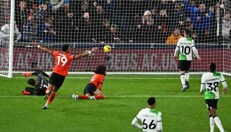 Liverpool may mắn thoát thua đội mới lên hạng