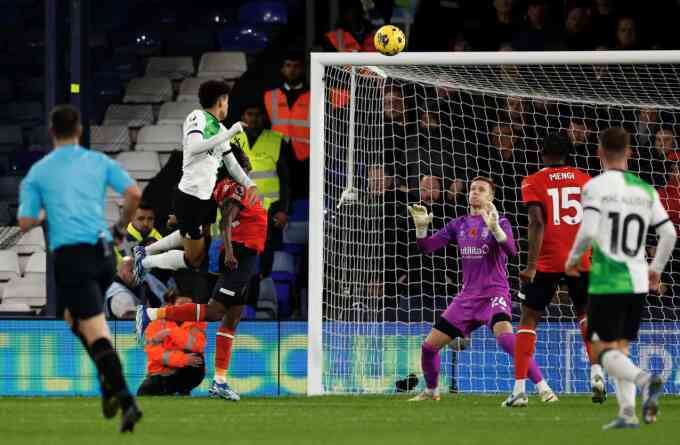 Luis Diaz cứu Liverpool ở phút bù Ngoại hạng Anh