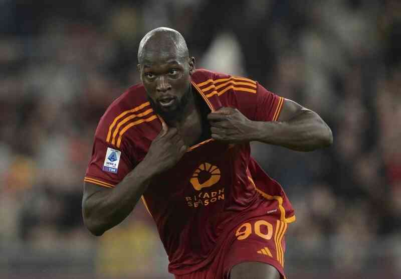 Lukaku bật khóc trong vòng tay HLV Mourinho sau bàn thắng vỡ òa cảm xúc