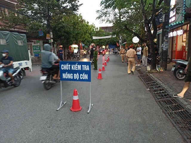 Nam thanh niên tông xe vào 2 CSGT ở chốt kiểm tra nồng độ cồn tại Hải Phòng