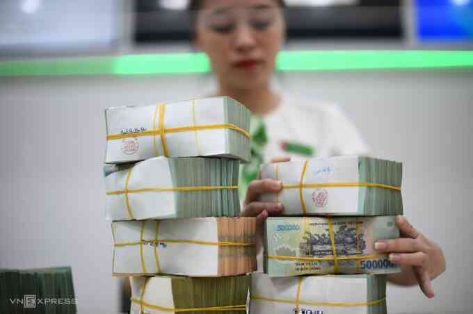 Ngân hàng giảm lãi vì `có tiền không cho vay được`
