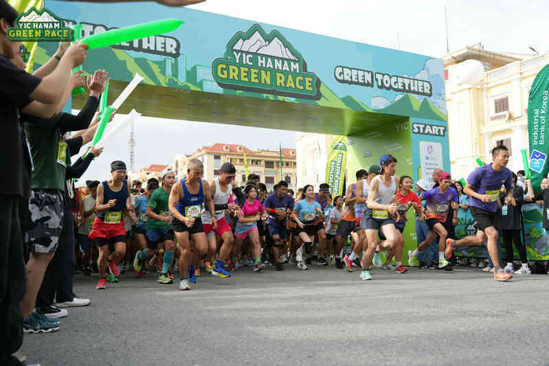 Người dân hào hứng ‘đổi chai nhựa, nhận túi vải’ tại YIC Hanam Green Race