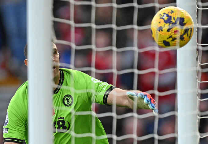 Thủ môn hay nhất năm 2023 mắc hai lỗi khiến Aston Villa thua