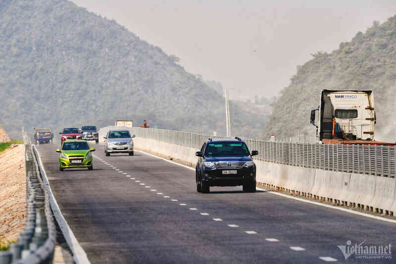Cao tốc giới hạn tốc độ 80km/h: Khách mất thời gian, tài xế tốn xăng