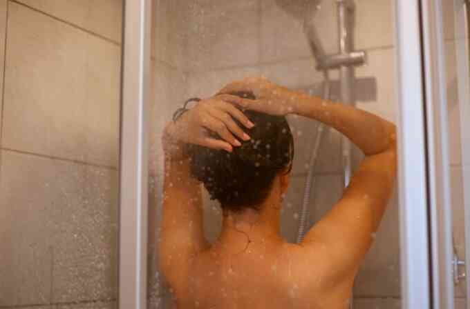 Nguy cơ liệt dây thần kinh số 7 do thói quen tắm đêm