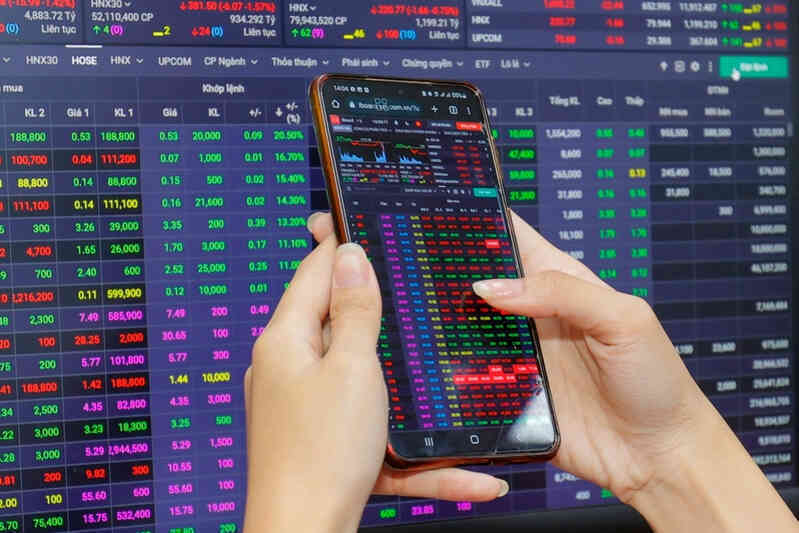 Trong một tháng, đóng gần 380 nghìn tài khoản chứng khoán