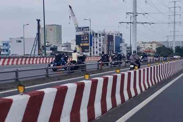 Xôn xao hơn chục xe Harley chạy vào làn ô tô trên cầu ở TPHCM
