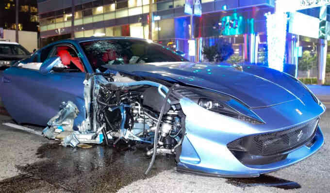 Siêu xe Ferrari gặp nạn khi đua trên phố