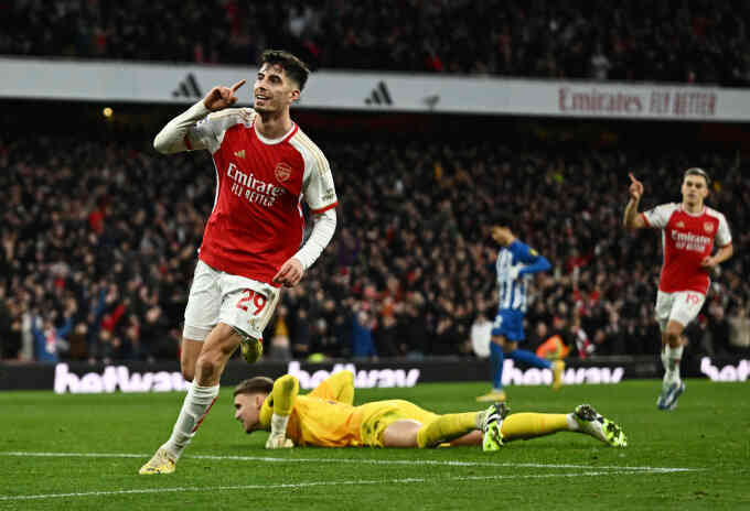 Arsenal trở lại đỉnh bảng