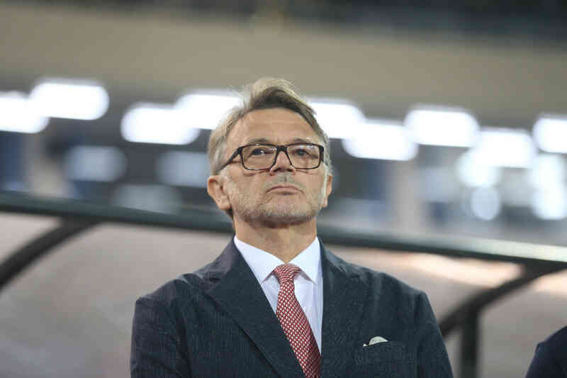 HLV Philippe Troussier về Pháp, Quế Ngọc Hải báo tin không vui