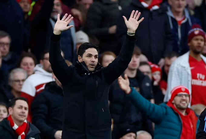 Arteta: `Tôi vẫy tay gọi cầu thủ mà bị thẻ vàng`
