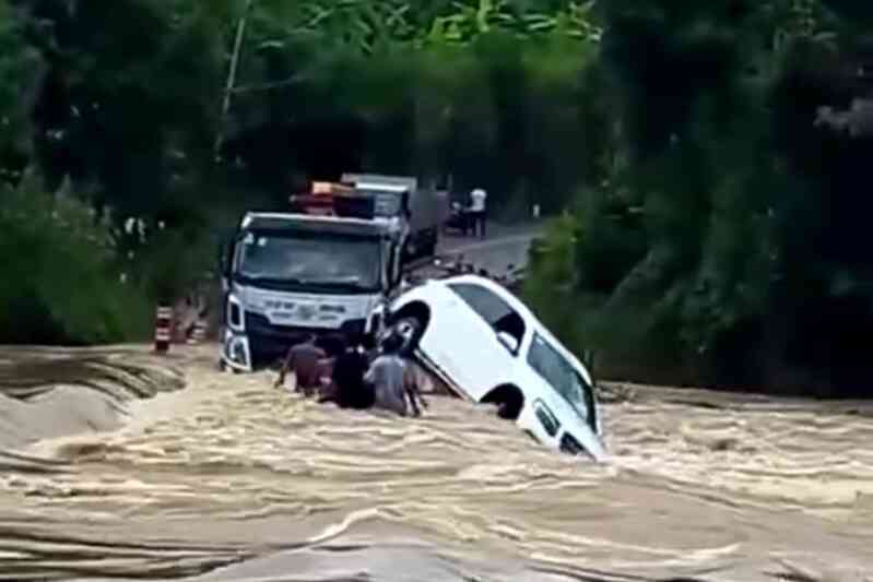 Ô tô Mercedes bị lũ cuốn trôi khi đi qua cầu tràn