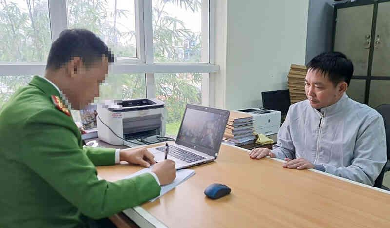 Khám nhà đối tượng lừa đảo, thu nhiều thẻ phóng viên, biên tập viên