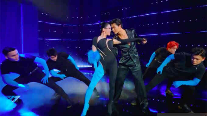 Bạn trai hỗ trợ Lệ Quyên nhảy trong show `Đạp gió`