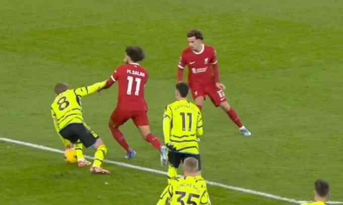 Trung vệ Arsenal: `Liverpool đáng ra phải được hưởng phạt đền`