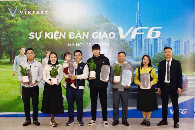 VinFast bàn giao lô VF 6 đầu tiên