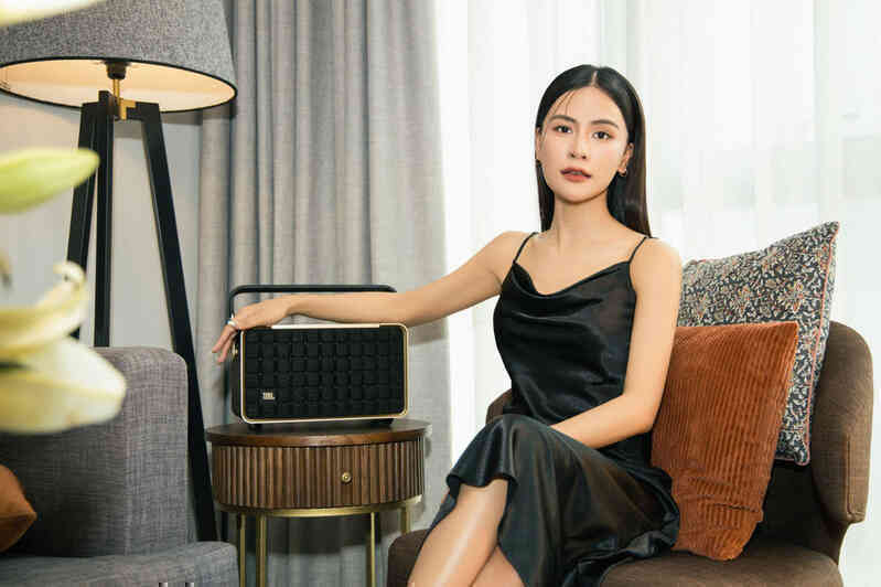 Ca sĩ Hà Nhi khen ngợi âm thanh tuyệt đẹp của dòng loa JBL Authentics mới