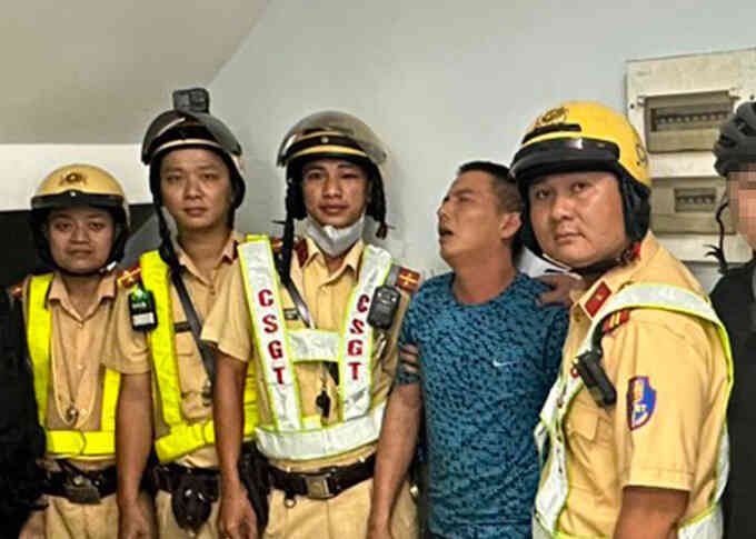 CSGT nổ súng bắt nghi can cướp xe máy của cô gái