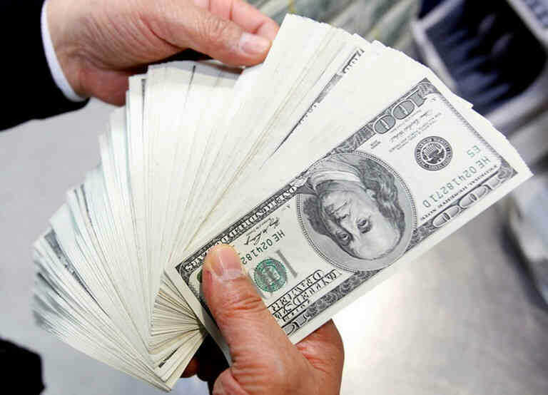 Bản tin tài chính sáng 17/1/2024: Giá vàng giảm, dầu và USD đi lên