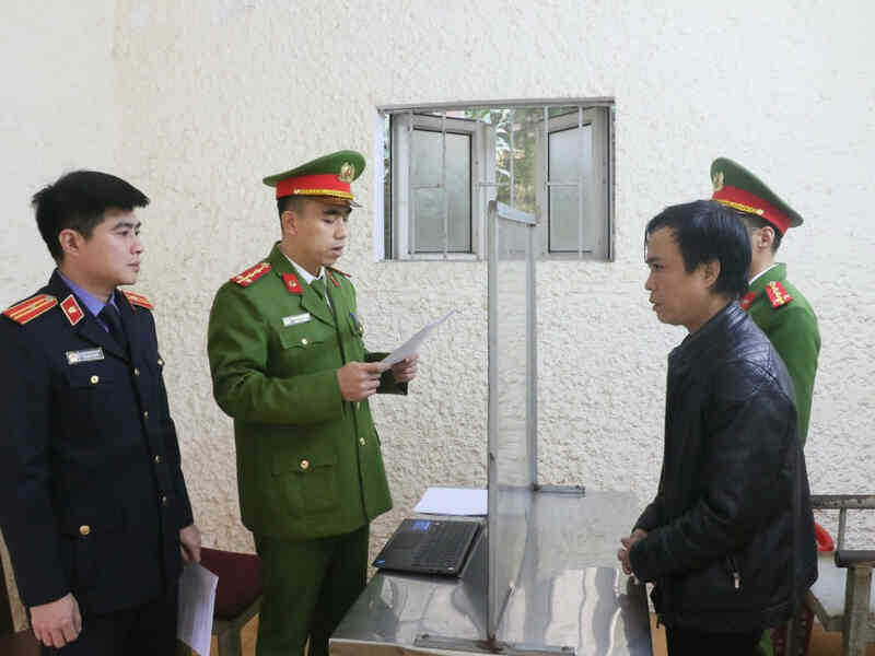 Bắt giam 3 đối tượng mua bán gấu chó, rắn hổ mang chúa