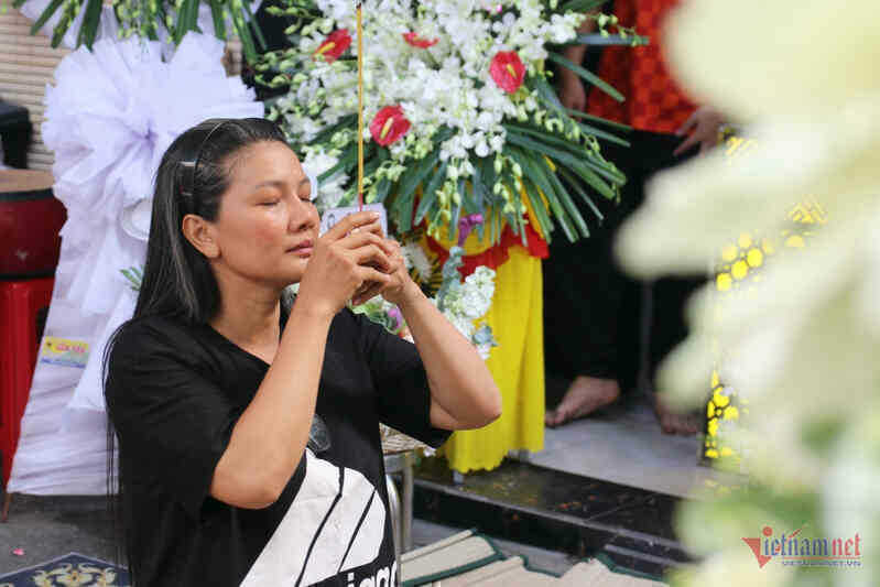 Kiều Trinh mang ly cà phê đặt lên bàn thờ diễn viên Thanh Hoa